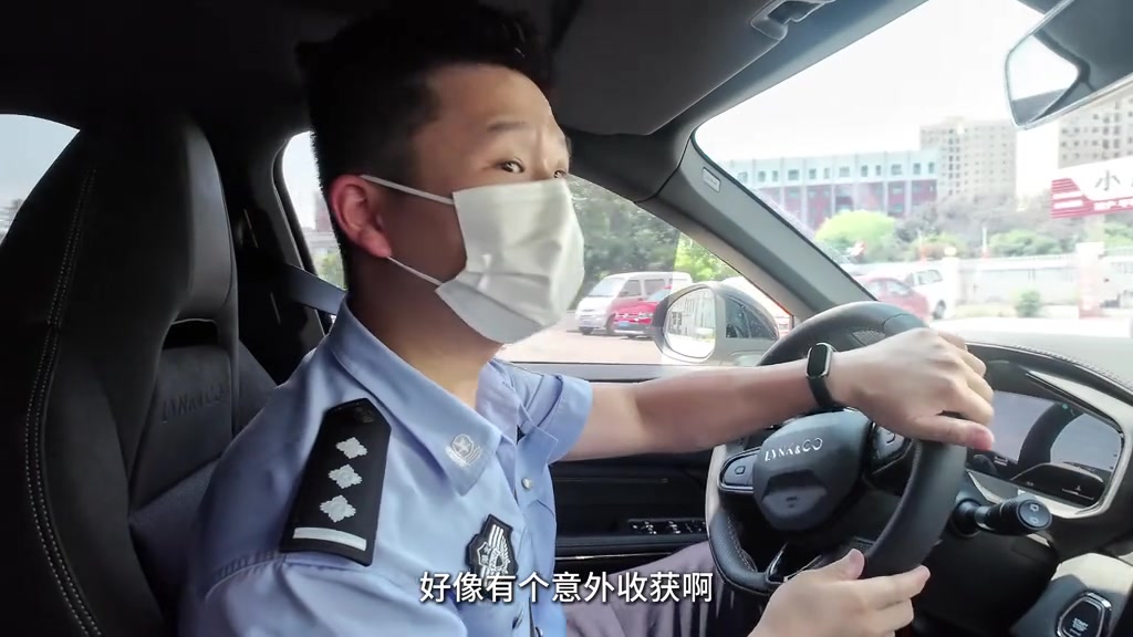 孝警阿特抓到一輛非法改裝車，車主將車標(biāo)&輪轂換成科比Logo