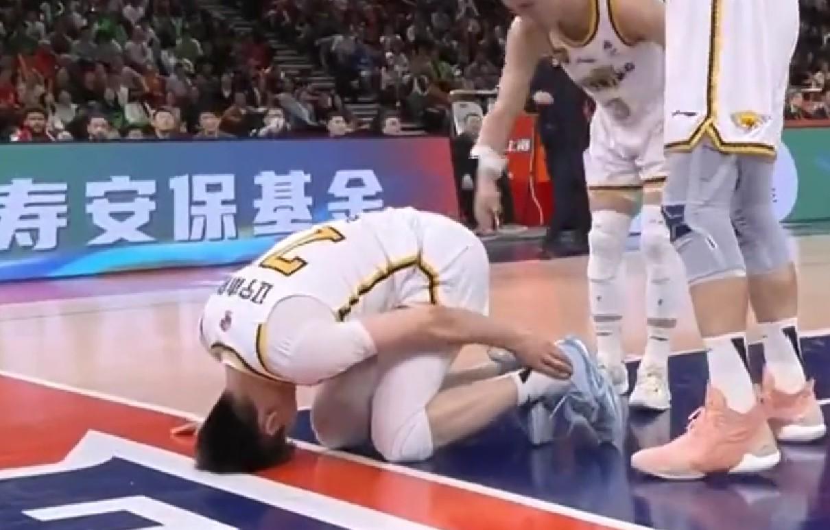 楊鳴：韓德君、張鎮(zhèn)麟最近痛感嚴(yán)重，沒什么大礙但仍需每日觀察